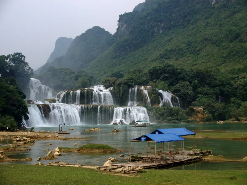 Thác Bản Giốc đổ tầng tầng lớp lớp xuống dòng sông êm đềm giữa núi đá vôi ở Cao Bằng.