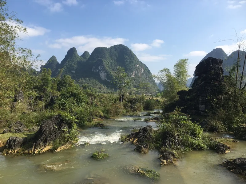 Con suối đá chảy giữa những núi đá vôi xanh tươi ở huyện Trùng Khánh, tỉnh Cao Bằng, Việt Nam.